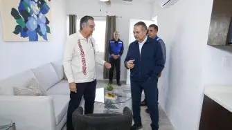 Américo Villarreal, gobernador de Tamaulipas, y Octavio Romero, director del Infonavit, en la entrega de casas construidas por el instituto.