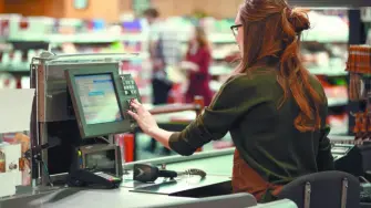 Las empresas que no respeten esta normativa podrán enfrentar multas de entre 250 y 2,500 veces la UMA (Unidad de Medida y Actualización) y, en casos de reincidencia, incluso suspensiones temporales de actividades.

Para más información del tema, visita: https://www.eleconomista.com.mx/capital-humano/ley-silla-obligatoria-pais-partir-domingo-20251214-791206.html

¡Síguenos en nuestras redes sociales para mantenerte informado!

Twitter: https://twitter.com/eleconomista 
Facebook: https://www.facebook.com/ElEconomista.mx
Instagram: https://www.instagram.com/eleconomistamx
LinkedIn: https://www.linkedin.com/company/el-economista/
T

#ElEconomista #EETV