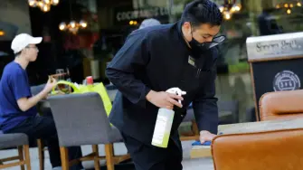 A partir de esta semana, las empresas están obligadas a incorporar en sus reglamentos internos de trabajo el derecho al descanso y las políticas que regularán las pausas.

Para más información del tema, visita: https://www.eleconomista.com.mx/capital-humano/oficial-entra-vigor-segunda-etapa-ley-silla-20251215-791218.html

¡Síguenos en nuestras redes sociales para mantenerte informado!

Twitter: https://twitter.com/eleconomista
Facebook: https://www.facebook.com/ElEconomista.mx
Instagram: https://www.instagram.com/eleconomistamx
LinkedIn: https://www.linkedin.com/company/el-economista/

#ElEconomista #EETV