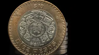 Este movimiento positivo para la moneda se presenta ante un debilitamiento del billete verde, a la espera de cifras clave de inflación y empleo en Estados Unidos. 

Para más información del tema, visita: https://www.eleconomista.com.mx/mercados/precio-dolar-hoy-15-diciembre-2025-cuanto-cotiza-20251215-791314.html 

¡Síguenos en nuestras redes sociales para mantenerte informado! 

Twitter: https://twitter.com/eleconomista 
Facebook: https://www.facebook.com/ElEconomista.mx 
Instagram: https://www.instagram.com/eleconomistamx 
LinkedIn: https://www.linkedin.com/company/el-economista/ 

#ElEconomista #EETV