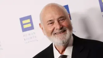 La policía de Los Ángeles está investigando las muertes del actor y cineasta de Hollywood Rob Reiner y de su esposa como un "aparente homicidio", en medio de una oleada de mensajes de pésame al director de éxitos como "Cuando Harry conoció a Sally".

¡Síguenos en nuestras redes sociales para mantenerte informado!

Twitter: https://twitter.com/eleconomista 
Facebook: https://www.facebook.com/ElEconomista.mx
Instagram: https://www.instagram.com/eleconomistamx
LinkedIn: https://www.linkedin.com/company/el-economista/

#ElEconomista #EETV