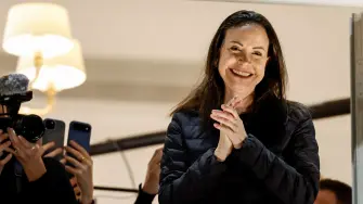 La opositora venezolana María Corina Machado, ganadora del Nobel de la Paz, sufrió una fractura vertebral en su viaje clandestino para salir de Venezuela y llegar a Noruega la semana pasada, anunció el lunes su portavoz.

¡Síguenos en nuestras redes sociales para mantenerte informado!

Twitter: https://twitter.com/eleconomista 
Facebook: https://www.facebook.com/ElEconomista.mx
Instagram: https://www.instagram.com/eleconomistamx
LinkedIn: https://www.linkedin.com/company/el-economista/

#ElEconomista #EETV