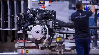 Cada día cierran 28 empresas argentinas en el gobierno de Javier Milei, que ha abierto de forma radical la economía. Uno de los últimos cierres fue el de la fábrica de lavarropas de Whirlpool con apenas tres años en producción. El presidente argentino alega que ahora los argentinos pueden comprar productos más baratos y que los despedidos conseguirán trabajo en otros sectores más productivos. Expertos advierten que lo único que crecen son empleos de choferes y repartidores de plataformas, y reclaman políticas específicas.

¡Síguenos en nuestras redes sociales para mantenerte informado!

Twitter: https://twitter.com/eleconomista
Facebook: https://www.facebook.com/ElEconomista.mx
Instagram: https://www.instagram.com/eleconomistamx
LinkedIn: https://www.linkedin.com/company/el-economista/

#ElEconomista #EETV