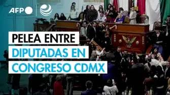 Legisladoras del Congreso de la Ciudad de México se trenzaron este lunes en una pelea con golpes, empujones y jalones de pelo en la tribuna principal de la sede parlamentaria, durante un debate televisado en vivo por el canal de la institución.

¡Síguenos en nuestras redes sociales para mantenerte informado!

Twitter: https://twitter.com/eleconomista
Facebook: https://www.facebook.com/ElEconomista.mx
Instagram: https://www.instagram.com/eleconomistamx
LinkedIn: https://www.linkedin.com/company/el-economista/

#ElEconomista #EETV