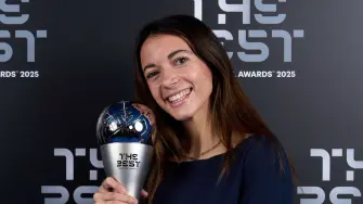 Ya premiados con el Balón de Oro el pasado mes de septiembre, el atacante francés del París Saint-Germain Ousmane Dembélé y la centrocampista española Aitana Bonmatí ganaron este martes los trofeos a mejores futbolistas en la ceremonia The Best de la FIFA en Doha.

¡Síguenos en nuestras redes sociales para mantenerte informado!

Twitter: https://twitter.com/eleconomista 
Facebook: https://www.facebook.com/ElEconomista.mx
Instagram: https://www.instagram.com/eleconomistamx
LinkedIn: https://www.linkedin.com/company/el-economista/

#ElEconomista #EETV