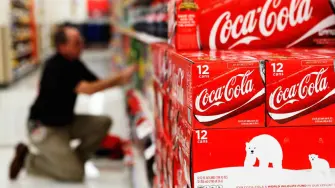 Dueños de tienditas aseguran que la empresa dio a conocer ajustes "notables" en los precios de sus productos: algunos proveedores comentan que es un tema de impuestos, mientras otros aseguran desconocer la causa detrás del incremento.

Para más información del tema, visita: https://www.eleconomista.com.mx/finanzaspersonales/coca-cola-precios-refrescos-aumentan-20-visperas-nuevo-ieps-20251217-791627.html

¡Síguenos en nuestras redes sociales para mantenerte informado!

Twitter: https://twitter.com/eleconomista 
Facebook: https://www.facebook.com/ElEconomista.mx
Instagram: https://www.instagram.com/eleconomistamx
LinkedIn: https://www.linkedin.com/company/el-economista/

#ElEconomista #CocaCola #Precios