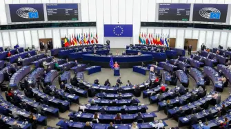 La UE quiere apoyar a Ucrania usando los activos estatales rusos congelados. Pero Moscú contraataca y demanda al proveedor belga de servicios financieros Euroclear, que gestiona dichos activos.