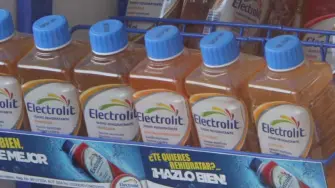 El congreso mexicano aprobó a mediados de octubre gravar las bebidas electrolíticas como refrescos azucarados. Aunque están exentas de IVA, la medida desató una fuerte discusión sobre su impacto en el precio y el consumo.

¡Síguenos en nuestras redes sociales para mantenerte informado!

Twitter: https://twitter.com/eleconomista 
Facebook: https://www.facebook.com/ElEconomista.mx
Instagram: https://www.instagram.com/eleconomistamx
LinkedIn: https://www.linkedin.com/company/el-economista/

#ElEconomista #DW #Electrolit