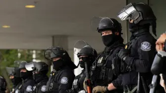 Una mujer de 22 años es perseguida por agentes del ICE al regresar del supermercado.