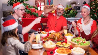 Preparar una cena de Navidad o Año Nuevo para 15 personas costará en promedio 17,100 pesos en 2025, 17% más que el año pasado. Aunque comer fuera puede resultar hasta cinco veces más caro.

Para más información del tema, visita: https://www.eleconomista.com.mx/bistronomie/cuanto-cuesta-cena-navidad-2025-menu-sera-17-caro-ano-20251218-791784.html

¡Síguenos en nuestras redes sociales para mantenerte informado!

Twitter: https://twitter.com/eleconomista 
Facebook: https://www.facebook.com/ElEconomista.mx
Instagram: https://www.instagram.com/eleconomistamx
LinkedIn: https://www.linkedin.com/company/el-economista/

#ElEconomista #Navidad #AñoNuevo