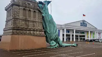 Fuertes ráfagas de viento derriban una réplica de la estatua de la libertad en Brasil. La estatua de 24 metros de altura, colapsó debido a los fuerte vientos que afectaron la ciudad brasileña de Guaíba, en la región metropolitana de Porto Alegre. La enorme réplica es parte de una estrategia publicitaria.

¡Síguenos en nuestras redes sociales para mantenerte informado!

Twitter: https://twitter.com/eleconomista 
Facebook: https://www.facebook.com/ElEconomista.mx
Instagram: https://www.instagram.com/eleconomistamx
LinkedIn: https://www.linkedin.com/company/el-economista/

#ElEconomista #Brasil #EstatuadelaLibertad