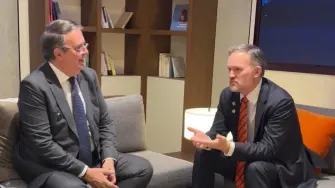 Aunque Greer reconoció un aumento en los salarios de la manufactura mexicana (casi el doble, de 2.3 a 4.2 dólares por hora), subrayó que persisten fallas que afectan la competitividad de los trabajadores estadounidenses.

Para más información del tema, visita: https://www.eleconomista.com.mx/empresas/eu-condiciona-continuidad-t-mec-endurecimiento-reglas-laborales-mexico-20251218-791894.html 

¡Síguenos en nuestras redes sociales para mantenerte informado!

Twitter: https://twitter.com/eleconomista 
Facebook: https://www.facebook.com/ElEconomista.mx
Instagram: https://www.instagram.com/eleconomistamx
LinkedIn: https://www.linkedin.com/company/el-economista/

#ElEconomista #EETV
