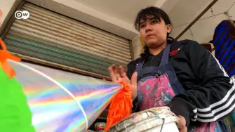 En la carretera de Cautitlán, los artesanos venden enormes estrellas, una tradición de Navidad en México que está en riesgo por la importación de piñatas chinas y el encarecimiento de materias primas como el papel. 

¡Síguenos en nuestras redes sociales para mantenerte informado! 

Twitter: https://twitter.com/eleconomista 
Facebook: https://www.facebook.com/ElEconomista.mx 
Instagram: https://www.instagram.com/eleconomistamx 
LinkedIn: https://www.linkedin.com/company/el-economista/ 

#ElEconomista #EETV