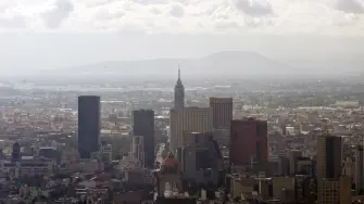 La economía mexicana volvería a presentar una contracción en noviembre, luego de la ligera recuperación que se estimó para octubre, de acuerdo con la información del Inegi.

Para más información del tema, visita: https://www.eleconomista.com.mx/economia/economia-mexicana-caeria-0-2-mensual-noviembre-2025-ioae-inegi-20251218-791891.html

¡Síguenos en nuestras redes sociales para mantenerte informado!

Twitter: https://twitter.com/eleconomista 
Facebook: https://www.facebook.com/ElEconomista.mx
Instagram: https://www.instagram.com/eleconomistamx
LinkedIn: https://www.linkedin.com/company/el-economista/

#ElEconomista #EETV