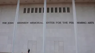 Rebautizar un emblemático recinto cultural como este con el nombre de un presidente en vida es el esfuerzo más reciente del presidente republicano de 79 años por imprimir su identidad en la capital estadounidense en su segundo mandato.

Para más información del tema, visita: https://www.eleconomista.com.mx/internacionales/iconico-kennedy-center-washington-cambiara-nombre-honor-donald-trump-20251218-791943.html

¡Síguenos en nuestras redes sociales para mantenerte informado!

Twitter: https://twitter.com/eleconomista 
Facebook: https://www.facebook.com/ElEconomista.mx
Instagram: https://www.instagram.com/eleconomistamx
LinkedIn: https://www.linkedin.com/company/el-economista/

#ElEconomista #EETV