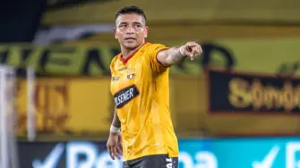 El defensa ecuatoriano Mario Pineida, del Barcelona del puerto de Guayaquil, foco de la violencia de bandas del narcotráfico en Ecuador, fue asesinado el miércoles a tiros en un nuevo ataque contra futbolistas, informó la policía local.

¡Síguenos en nuestras redes sociales para mantenerte informado!

Twitter: https://twitter.com/eleconomista 
Facebook: https://www.facebook.com/ElEconomista.mx
Instagram: https://www.instagram.com/eleconomistamx
LinkedIn: https://www.linkedin.com/company/el-economista/

#ElEconomista #EETV