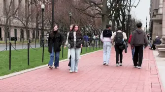 Estados Unidos anunció el viernes la suspensión de uno de sus programas de visas para migrantes, que permitió la entrada de un portugués, sospechoso del asesinato de dos estudiantes en la Universidad Brown y de un profesor del MIT.

¡Síguenos en nuestras redes sociales para mantenerte informado!

Twitter: https://twitter.com/eleconomista
Facebook: https://www.facebook.com/ElEconomista.mx
Instagram: https://www.instagram.com/eleconomistamx
LinkedIn: https://www.linkedin.com/company/el-economista/

#ElEconomista #EETV