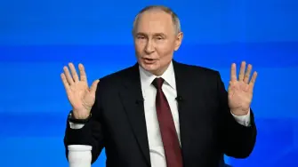 El presidente Vladimir Putin afirmó este viernes que el fin de la guerra depende de Kiev y sus aliados occidentales, negó la responsabilidad de Rusia en la génesis del conflicto y se felicitó por los últimos avances territoriales en la vecina Ucrania.

Para más información del tema, visita: https://www.eleconomista.com.mx/internacionales/putin-le-pasa-bolita-ucrania-aliados-occidentales-suspendera-ataques-hay-elecciones-20251219-792073.html

¡Síguenos en nuestras redes sociales para mantenerte informado!

Twitter: https://twitter.com/eleconomista
Facebook: https://www.facebook.com/ElEconomista.mx
Instagram: https://www.instagram.com/eleconomistamx
LinkedIn: https://www.linkedin.com/company/el-economista/

#ElEconomista #EETV