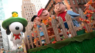 El globo de Snoopy recorrió las calles durante el desfile anual del Día de Acción de Gracias de Macy's en la ciudad de Nueva York el 27 de noviembre de 2025.