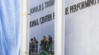 Los trabajadores del Kennedy Center comenzaron a añadir el nombre de ‍Donald Trump al centro de artes este viernes, después de que la junta que encabeza el presidente ‍estadounidense votó a favor de cambiar el nombre, una medida ​que la oposición demócrata calificó de ilegal y que la familia de John F. Kennedy ‌denunció como un menoscabo al legado del presidente asesinado.

Para más información del tema, visita: https://www.eleconomista.com.mx/internacionales/kennedy-center-trump-kennedy-center-20251219-792096.html 

¡Síguenos en nuestras redes sociales para mantenerte informado!

Twitter: https://twitter.com/eleconomista 
Facebook: https://www.facebook.com/ElEconomista.mx
Instagram: https://www.instagram.com/eleconomistamx
LinkedIn: https://www.linkedin.com/company/el-economista/

#ElEconomista #Trump #TrumpKennedyCenter