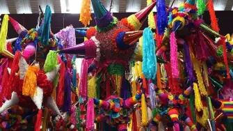 La fabricación artesanal de piñatas, que se concentra en Cuautitlán, a las afueras de Ciudad de México, enfrenta dificultades como la escasez de papel de periódico y lugar para almacenar, y más recientemente la irrupción de las piñatas chinas de plástico y reutilizables que pone en riesgo el sustento de las familias y sobre todo una tradición navideña muy arraigada en México.

¡Síguenos en nuestras redes sociales para mantenerte informado!

Twitter: https://twitter.com/eleconomista
Facebook: https://www.facebook.com/ElEconomista.mx
Instagram: https://www.instagram.com/eleconomistamx
LinkedIn: https://www.linkedin.com/company/el-economista/

#ElEconomista #EETV