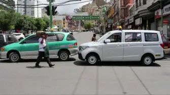 Una protesta de transportistas paralizó las vías de las principales ciudades de Bolivia este viernes, tras la decisión del nuevo gobierno de centroderecha de eliminar los subsidios a los combustibles, que duplicó los precios de la gasolina y el diésel.