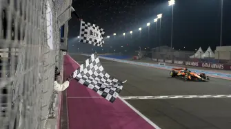Oscar Piastri, piloto australiano de McLaren, cruza la línea durante el Gran Premio de Fórmula Uno de Qatar.