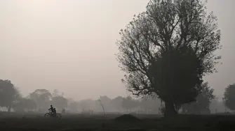 Niños pasean en bicicleta por un campo en una mañana de invierno .