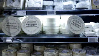 La fotografía muestra quesos expuestos en la tienda insignia de la cadena multinacional mayorista 'Metro' en Nanterre durante una visita de prensa, en el oeste de París. Foto: AFP