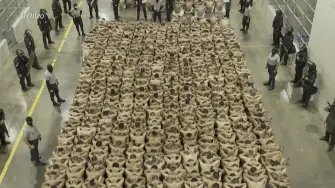 La justicia de El Salvador, donde el presidente Nayib Bukele mantiene una "guerra" contra las pandillas, condenó a decenas de miembros de la Mara Salvatrucha (MS-13) a varios siglos de prisión, incluido uno a más de mil años de encierro, informó el domingo la Fiscalía.

¡Síguenos en nuestras redes sociales para mantenerte informado!

Twitter: https://twitter.com/eleconomista 
Facebook: https://www.facebook.com/ElEconomista.mx
Instagram: https://www.instagram.com/eleconomistamx
LinkedIn: https://www.linkedin.com/company/el-economista/

#ElEconomista #EETV