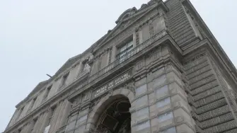 Trabajadores instalaron el martes una reja en la ventana por la que ladrones entraron en el Museo del Louvre el 19 de octubre, a plena luz del día, para robar ocho joyas del siglo XIX, consideradas tesoros nacionales.

Para más información del tema, visita: 
Twitter: https://twitter.com/eleconomista   
Sitio web: https://www.eleconomista.com.mx/   
Facebook: https://www.facebook.com/ElEconomista.mx   
 
#ElEconomista￼