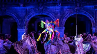 La piñata, emblema de las posadas mexicanas, representa la esperanza que ilumina las celebraciones navideñas en todo el país.