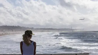 Una persona observa el Océano Pacífico desde el muelle de Venice durante un descanso en las tormentas que afectaron el sur de California el 25 de diciembre de 2025 en Venice, California.
