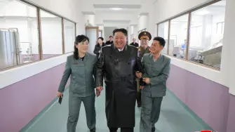 El líder norcoreano Kim Jong Un ordenó la expansión y modernización de la producción de misiles.