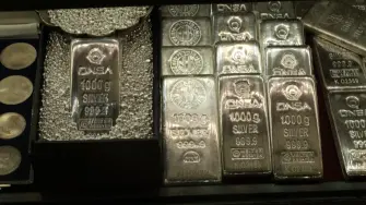 La plata superó el viernes por primera vez la barrera simbólica de los 75 dólares por onza, en un contexto de récords de los metales preciosos e industriales al cierre del año por la incertidumbre económica y el riesgo geopolítico derivado de las tensiones entre Estados Unidos y Venezuela.

Para más información del tema, visita: 
Twitter: https://twitter.com/eleconomista   
Sitio web: https://www.eleconomista.com.mx/   
Facebook: https://www.facebook.com/ElEconomista.mx   
 
#ElEconomista￼