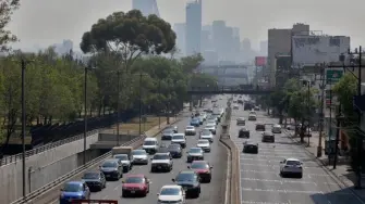 El Estado de México suspendió este viernes la Fase 1 de la Contingencia Ambiental Atmosférica, que provocó activar el Doble Hoy No Circula en la víspera, después de que en su reporte de las 10:00 hora permanecieron condiciones de la calidad del aire favorables.

Para más información del tema, visita: https://www.eleconomista.com.mx/ 

¡Síguenos en nuestras redes sociales para mantenerte informado!

Twitter: https://twitter.com/eleconomista 
Facebook: https://www.facebook.com/ElEconomista.mx
Instagram: https://www.instagram.com/eleconomistamx
LinkedIn: https://www.linkedin.com/company/el-economista/

#ElEconomista #ContingenciaAmbiental #HoyNoCircula