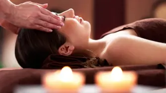 El reiki se basa en canalizar algo que llaman qi (una supuesta “energía vital”, carente de respaldo científico) mediante la imposición de manos a escasos centímetros de la persona.