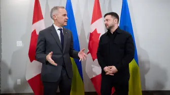 El primer ministro canadiense, Mark Carney, hablando con el presidente ucraniano, Volodimir Zelenski.