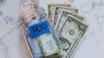 Durante los últimos 12 meses, de noviembre del 2024 a noviembre del 2025, el tipo de cambio peso–dólar mostró una tendencia a la baja, reflejando una apreciación acumulada de 10.15% del peso mexicano.

Para más información del tema, visita: https://www.eleconomista.com.mx/mercados/tipo-cambio-ultimos-12-meses-dolar-redujo-10-20251225-792725.html 

¡Síguenos en nuestras redes sociales para mantenerte informado!

Twitter: https://twitter.com/eleconomista 
Facebook: https://www.facebook.com/ElEconomista.mx
Instagram: https://www.instagram.com/eleconomistamx
LinkedIn: https://www.linkedin.com/company/el-economista/

#ElEconomista #TipodeCambio