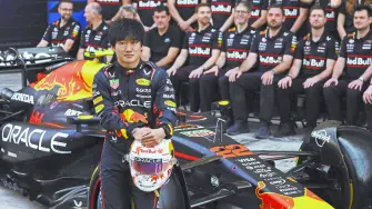 Formula One F1 - Abu Dhabi Grand Prix - Yas Marina Circuit, Abu Dhabi, United Arab Emirates - December 7, 2025Red Bull's Yuki Tsunoda poses for a team picture with crew members ahead of the race REUTERS/Amr Alfiky