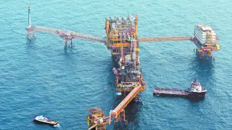 Al tercer trimestre del 2025 las ventas por exportaciones representaron 35% de los casi 380,000 millones de pesos que ingresó Pemex. Foto: Reuters.