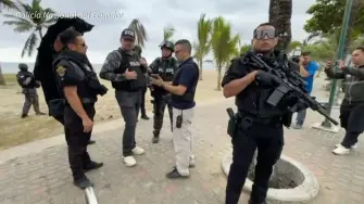 Seis personas, incluida una bebé de unos dos años, murieron el domingo frente a una playa turística en el suroeste de Ecuador durante un ataque armado con fusiles que dejó además tres heridos, informó la policía.

¡Síguenos en nuestras redes sociales para mantenerte informado!

Twitter: https://twitter.com/eleconomista 
Facebook: https://www.facebook.com/ElEconomista.mx
Instagram: https://www.instagram.com/eleconomistamx
LinkedIn: https://www.linkedin.com/company/el-economista/

#ElEconomista #EETV