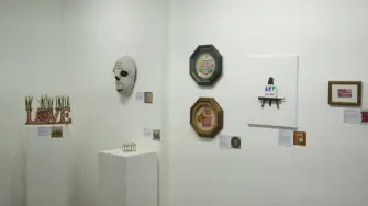 La ciudad canadiense de Toronto abrió el fin de semana una exhibición dedicada a los "malos regalos", en la que artistas locales y miembros de la comunidad exhiben obsequios notoriamente desafortunados que han recibido a lo largo de los años. 

¡Síguenos en nuestras redes sociales para mantenerte informado! 

Twitter: https://twitter.com/eleconomista 
Facebook: https://www.facebook.com/ElEconomista.mx 
Instagram: https://www.instagram.com/eleconomistamx 
LinkedIn: https://www.linkedin.com/company/el-economista/ 

#ElEconomista #EETV