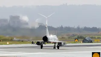 Un jet de la fuerza aérea de Taiwán se prepara para despegar, mientras China prepara ejercicios militares. Foto: Reuters
