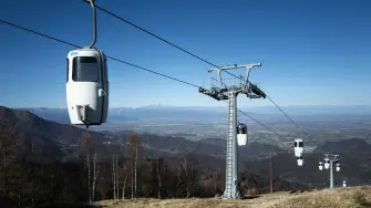 Una cabina de teleférico llegó a exceso de velocidad a una estación alpina, provocando heridos leves y la evacuación de pasajeros.