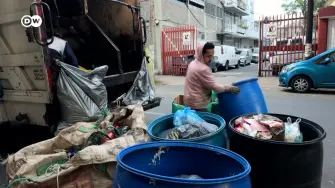 Restos de comida, botellas y envoltorios son los residuos que más aumentan durante Navidad y Año Nuevo en Ciudad de México, donde apenas se recicla el 40% de los desechos. El Plan "Basura Cero" busca cambiarlo.

¡Síguenos en nuestras redes sociales para mantenerte informado!

Twitter: https://twitter.com/eleconomista 
Facebook: https://www.facebook.com/ElEconomista.mx
Instagram: https://www.instagram.com/eleconomistamx
LinkedIn: https://www.linkedin.com/company/el-economista/

#ElEconomista #EETV