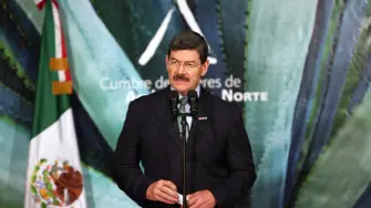 El panista destacó al convertirse en el primer mandatario estatal de Chihuahua emanado de un partido distinto al PRI.

Para más información del tema, visita: https://www.eleconomista.com.mx/politica/francisco-barrio-exgobernador-chihuahua-fallecio-75-anos-20251230-793260.html

¡Síguenos en nuestras redes sociales para mantenerte informado!

Twitter: https://twitter.com/eleconomista 
Facebook: https://www.facebook.com/ElEconomista.mx
Instagram: https://www.instagram.com/eleconomistamx
LinkedIn: https://www.linkedin.com/company/el-economista/

#ElEconomista #EETV