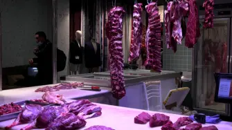 El Ministerio de Comercio de China anunció el miércoles que a partir del 1 de enero impondrá aranceles adicionales del 55% a las importaciones de carne vacuna de países como Brasil, Argentina, Uruguay o Estados Unidos que superen cierta cantidad. 

¡Síguenos en nuestras redes sociales para mantenerte informado! 

Twitter: https://twitter.com/eleconomista 
Facebook: https://www.facebook.com/ElEconomista.mx 
Instagram: https://www.instagram.com/eleconomistamx 
LinkedIn: https://www.linkedin.com/company/el-economista/ 

#ElEconomista #EETV