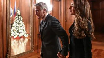 El actor George Clooney se toma de la mano con su esposa Amal Clooney tras su visita de cortesía al presidente filipino Ferdinand "Bongbong" Marcos Jr. en el Palacio de Malacañang en Manila el 14 de noviembre de 2025. (Foto de NOEL CELIS / POOL / AFP)