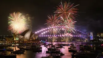 Oceanía volvió a marcar el inicio de las celebraciones globales del Año Nuevo: multitudes se concentraron en Nueva Zelanda y Australia para dar la bienvenida al 2026 con grandes espectáculos pirotécnicos.

¡Síguenos en nuestras redes sociales para mantenerte informado!

Twitter: https://twitter.com/eleconomista 
Facebook: https://www.facebook.com/ElEconomista.mx
Instagram: https://www.instagram.com/eleconomistamx
LinkedIn: https://www.linkedin.com/company/el-economista/
T

#ElEconomista #EETV
